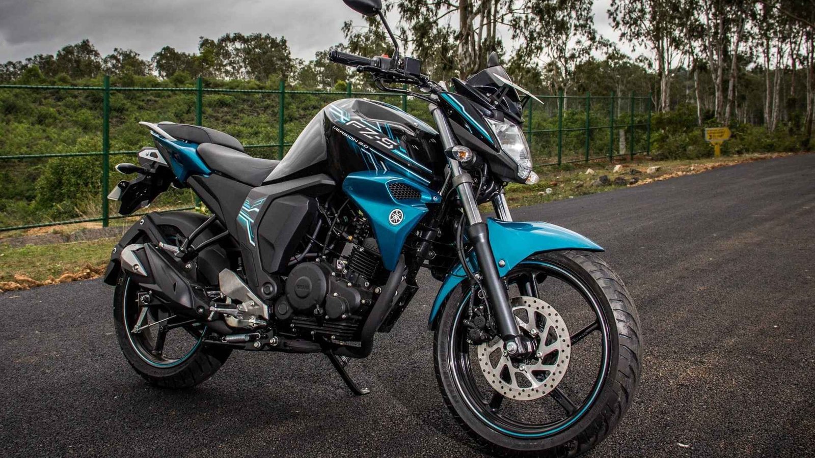 Yamaha FZ-S FI motorcycle parked on a road – Yamaha showroom in Madurai Kochadai by Alagendran Autos